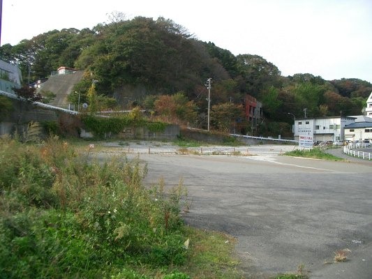 ラサ工業田老鉱山跡【鍬ケ崎鉱石貯蔵施設跡】遠景