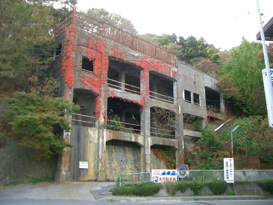 ラサ工業田老鉱山跡【鍬ケ崎鉱石貯蔵施設跡】全景