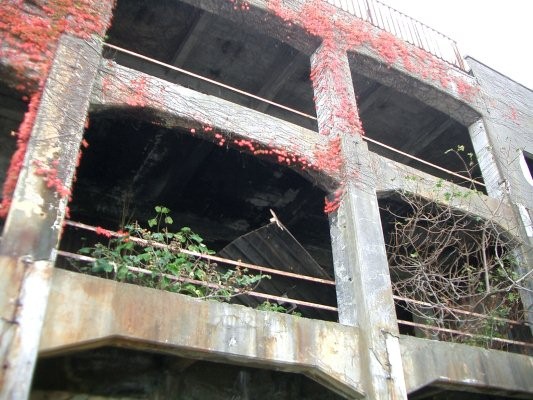 ラサ工業田老鉱山跡【鍬ケ崎鉱石貯蔵施設跡】近景