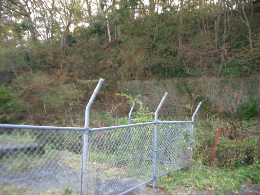 ラサ工業田老鉱山跡【鍬ケ崎鉱石貯蔵施設跡】平場全景