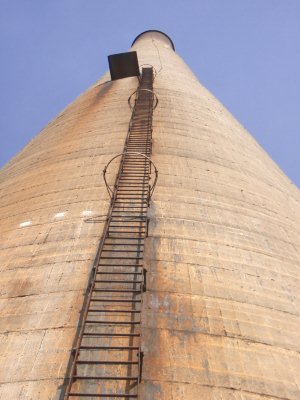 ラサ工業田老鉱山跡【宮古精錬所跡大煙突】頂部付近の亀裂