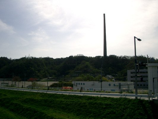 ラサ工業田老鉱山跡【宮古精錬所跡大煙突】遠景(宮古精錬所跡前より)