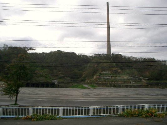 ラサ工業田老鉱山跡【宮古精錬所跡大煙突】遠景(宮古精錬所跡前より)