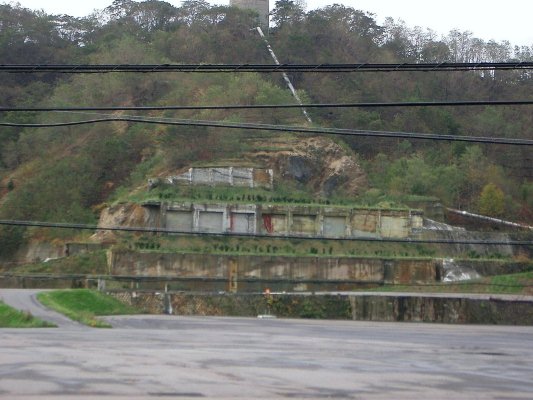 ラサ工業田老鉱山跡【宮古精錬所跡大煙突】遠景(宮古精錬所跡前より)