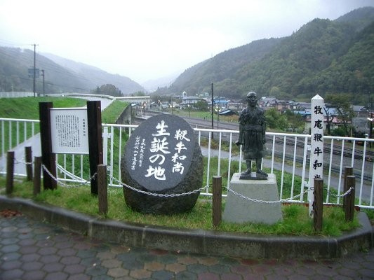 りんごバス停そばの牧庵鞭牛碑