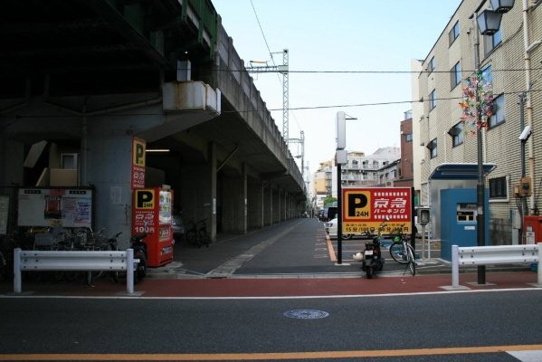 京浜急行電鉄本線旧線【六郷土手～京急川崎】六郷土手駅前旧堤通りより旧線位置(雑色方面)を望む