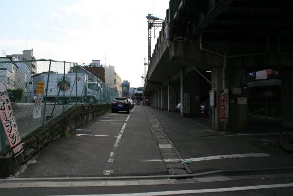 京浜急行電鉄本線旧線【六郷土手～京急川崎】六郷土手駅北側京急パーキングより旧線位置(京急川崎方面)を望む