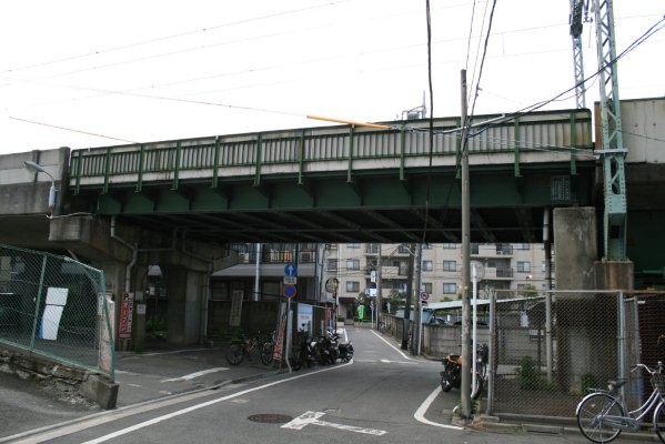 京浜急行電鉄本線旧線【六郷土手～京急川崎】六郷土手駅北側京急パーキング旧線位置より現在線仲六郷架道橋を望む