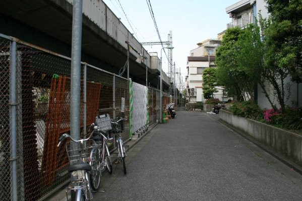 京浜急行電鉄本線旧線【六郷土手～京急川崎】六郷土手駅北側京急パーキングより旧線位置(雑色方面)を望む