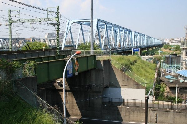 京浜急行電鉄本線旧線【六郷土手～京急川崎】旧六郷川橋梁南詰取り付け部築堤跡及び稲荷横丁架道橋(京急川崎側より六郷土手方面旧線区間を望む)