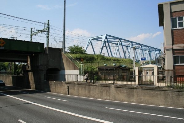 京浜急行電鉄本線旧線【六郷土手～京急川崎】旧六郷川橋梁南詰取り付け部築堤跡(東側全景)