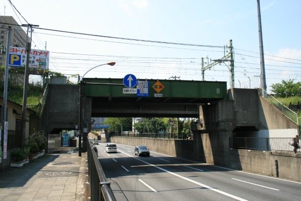 京浜急行電鉄本線旧線【六郷土手～京急川崎】稲荷横丁架道橋東側全景