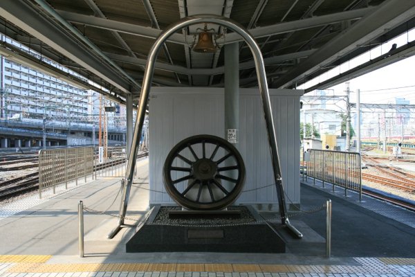 品川駅安全祈念碑全景