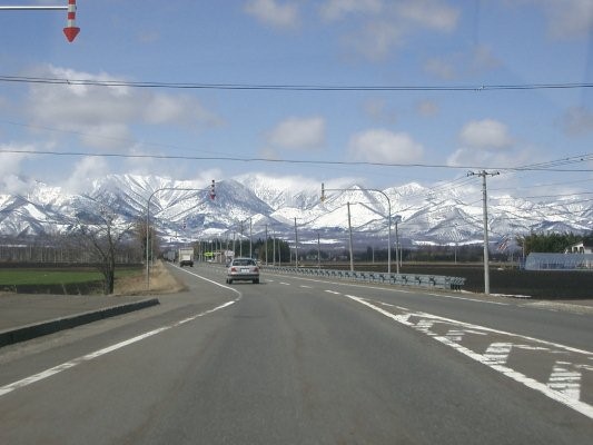 JR 北海道根室本線旧線【新得～狩勝峠付近】国道 38 号より日高山脈を望む