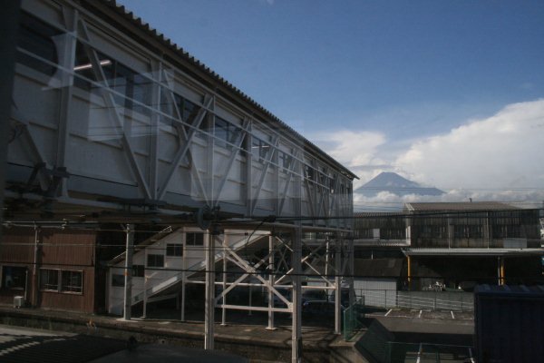 岳南鉄道【吉原駅】跨線橋古レール架構と富士山