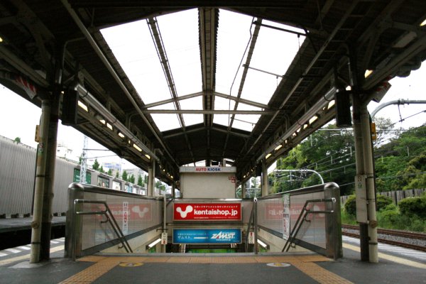 JR 東日本中央本線【千駄ヶ谷駅】古レール全景(ホーム上屋)