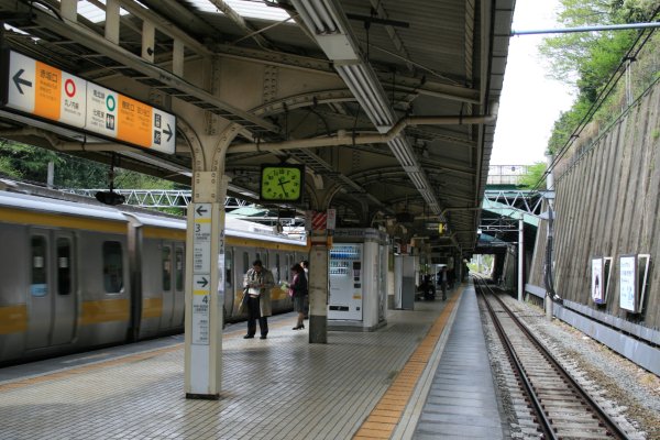 JR 東日本中央本線【四ッ谷駅】ホーム上屋古レール全景
