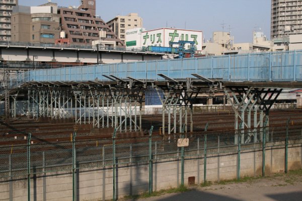 JR 東日本東北本線(鴬谷～日暮里)【芋坂跨線橋】古レール橋脚架構(日暮里方より望む)