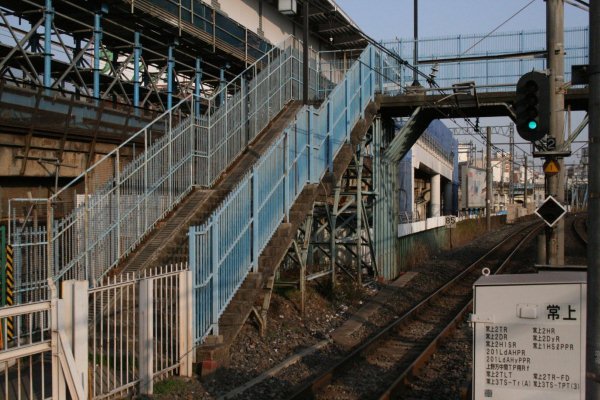 JR 東日本東北本線(鴬谷～日暮里)【芋坂跨線橋】古レール橋脚架構(日暮里方より望む)