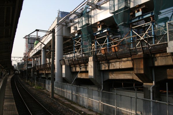 京成線高架橋(日暮里駅ホームより望む)