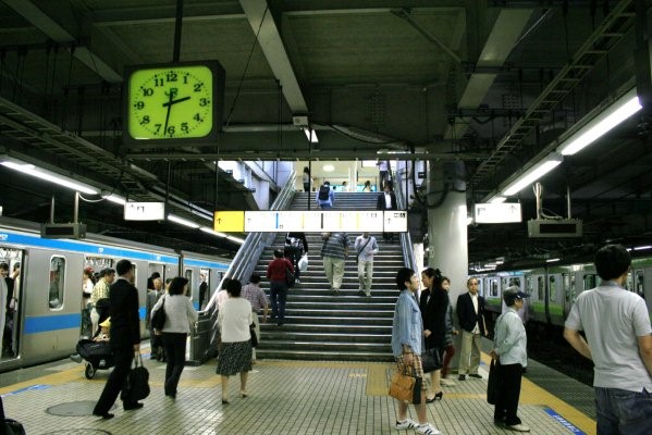 JR 東日本東海道本線【品川駅】古レール全景(ホーム階段)