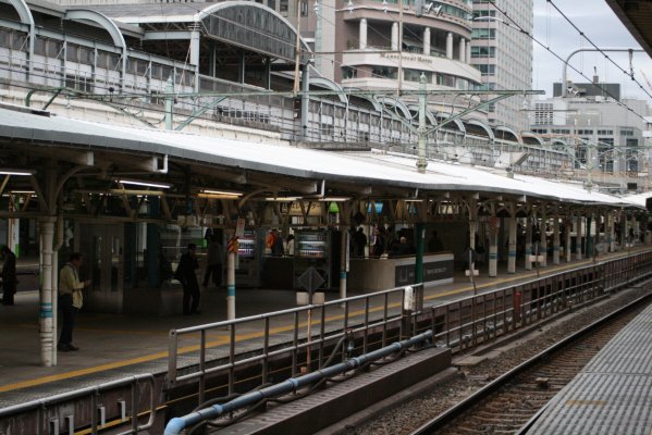 JR 東日本東海道本線【東京駅】架線柱全景