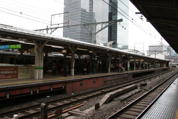 JR 東日本東海道本線【東京駅】架線柱全景