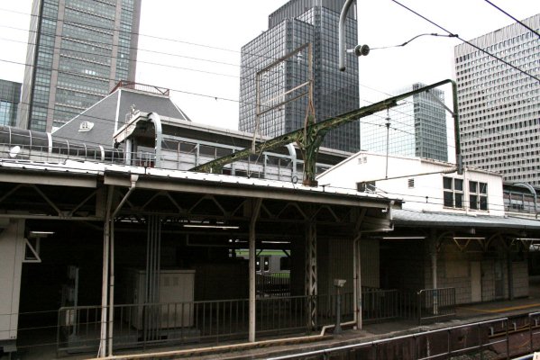 JR 東日本東海道本線【東京駅】架線柱全景