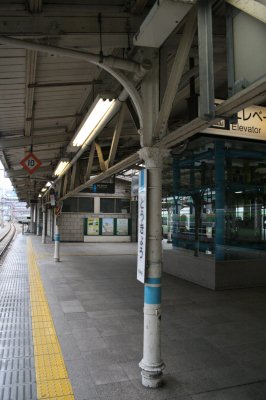 JR 東日本東海道本線【東京駅】ホーム上屋柱全景