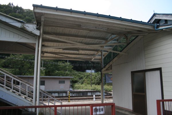 JR 東日本山田線【茂市駅】ホーム上屋古レール架構