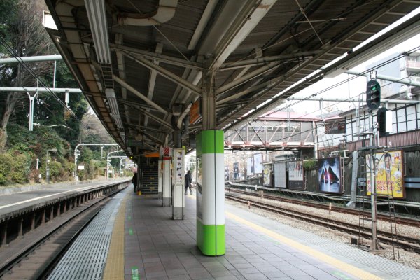 JR 東日本山手線【原宿駅】ホーム上屋古レール全景