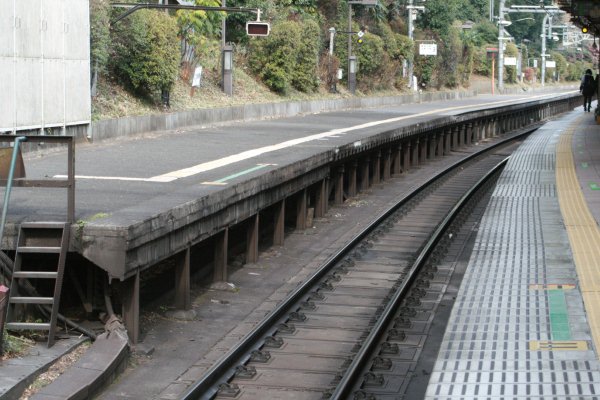 JR 東日本山手線【原宿駅】臨時ホーム下部構造古レール全景