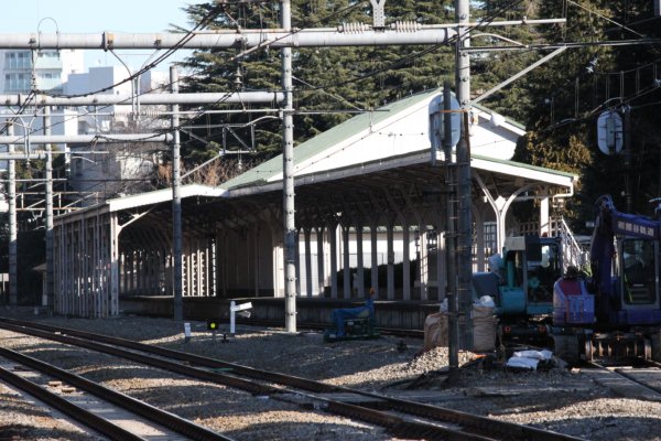 JR 東日本山手線【原宿駅側部乗降場】ホーム上屋古レール全景