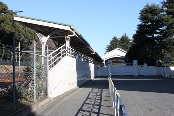 JR 東日本山手線【原宿駅側部乗降場】ホーム上屋古レール全景