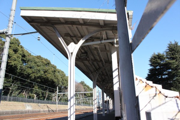 JR 東日本山手線【原宿駅側部乗降場】ホーム上屋古レール架構