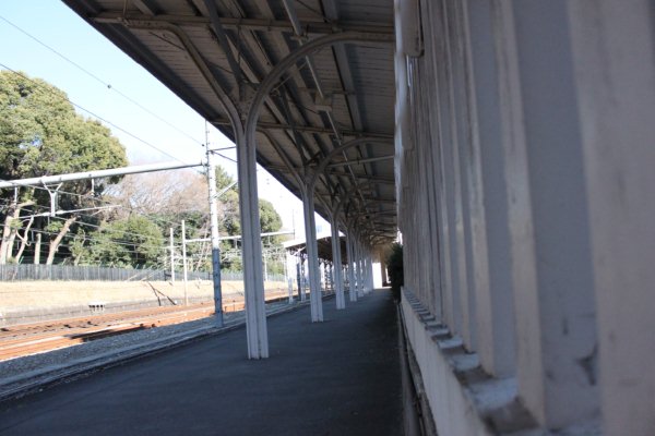 JR 東日本山手線【原宿駅側部乗降場】ホーム上屋古レール架構