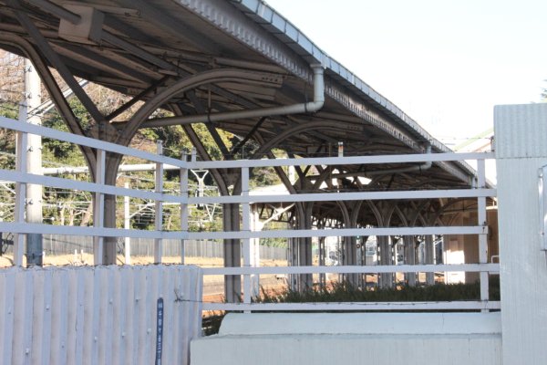 JR 東日本山手線【原宿駅側部乗降場】ホーム上屋古レール架構