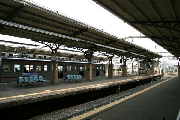 JR 西日本紀勢本線【和歌山市駅】ホーム上屋古レール全景