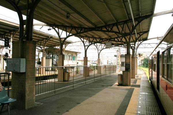 JR 西日本紀勢本線【和歌山市駅】ホーム上屋古レール架構