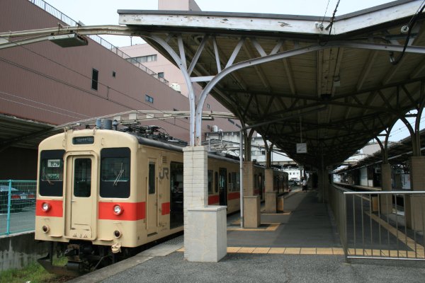 JR 西日本紀勢本線【和歌山市駅】ホーム上屋古レール架構