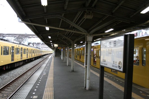 西武鉄道池袋線【江古田駅】ホーム上屋古レール全景