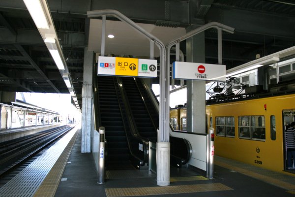 西武鉄道池袋線【東長崎駅】ホームサイン支柱古レール全景