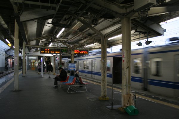 西武鉄道池袋線【保谷駅】ホーム上屋古レール全景