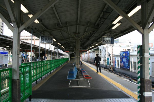 西武鉄道池袋線【石神井公園駅】ホーム上屋古レール全景