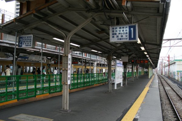 西武鉄道池袋線【石神井公園駅】ホーム上屋古レール全景