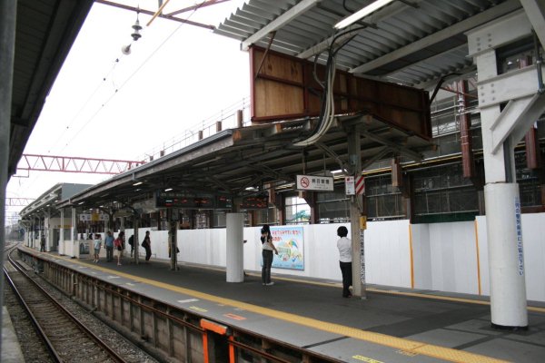 西武鉄道池袋線【石神井公園駅】ホーム上屋古レール全景