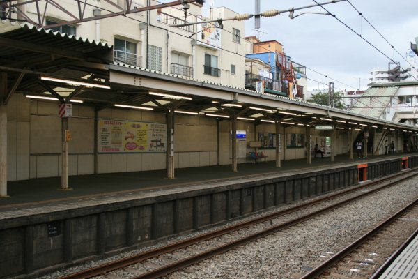 西武鉄道池袋線【椎名町駅】ホーム上屋古レール全景