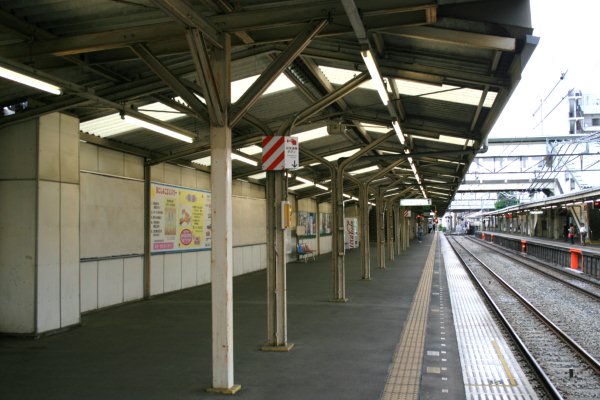 西武鉄道池袋線【椎名町駅】ホーム上屋古レール架構