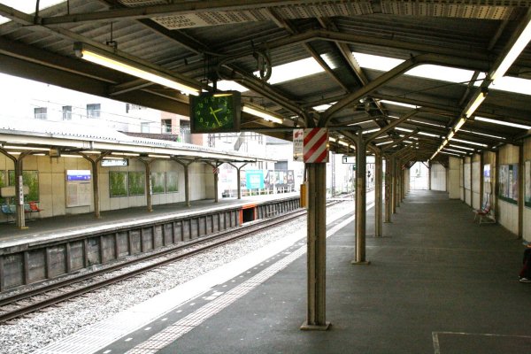 西武鉄道池袋線【椎名町駅】ホーム上屋古レール全景