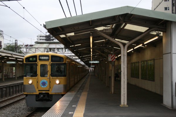 西武鉄道池袋線【椎名町駅】ホーム上屋古レール全景